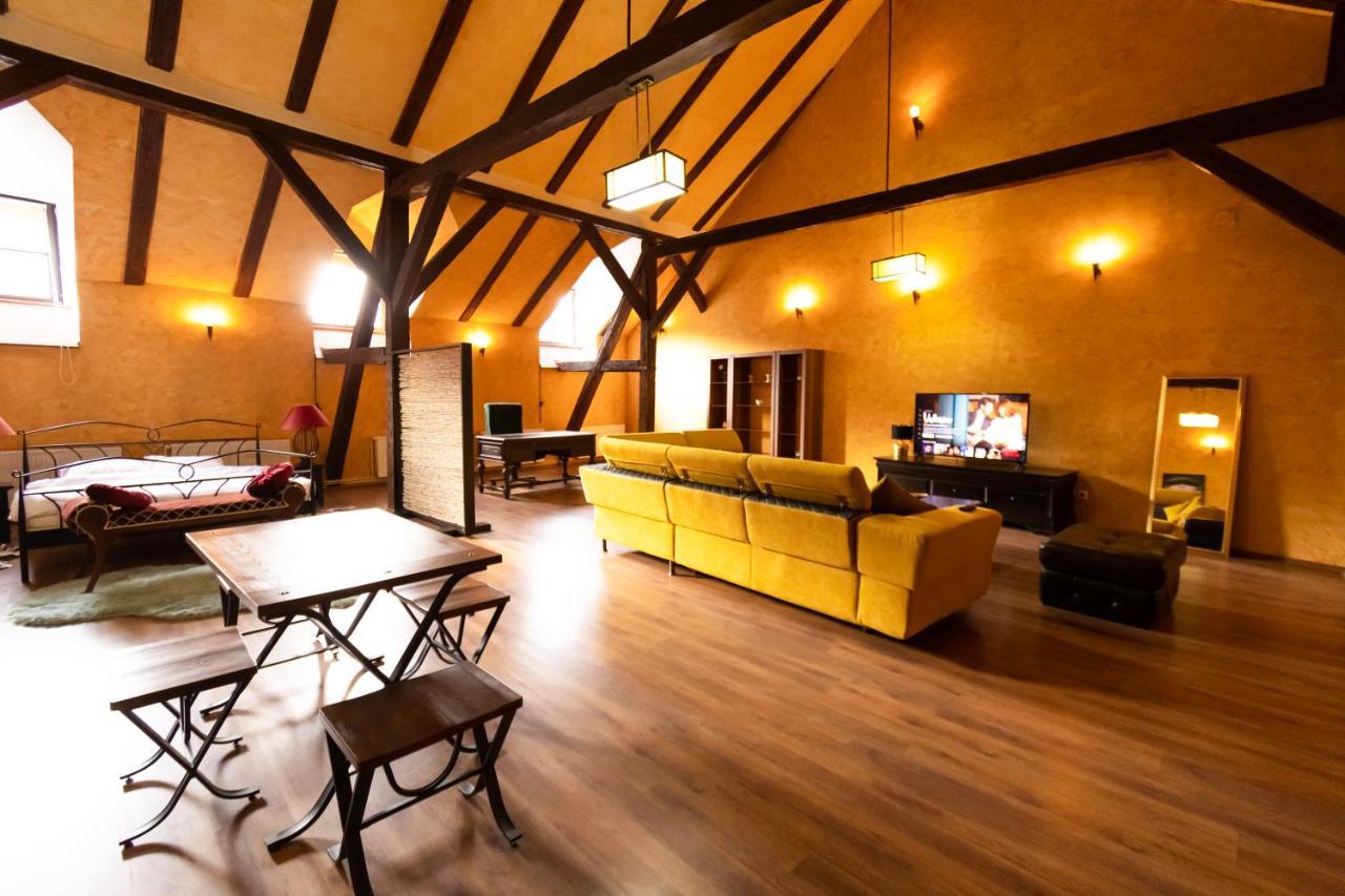 The Attic - Large Open-Space In The Old Town Of Brasov, Minutes Away From The Black Church Kültér fotó